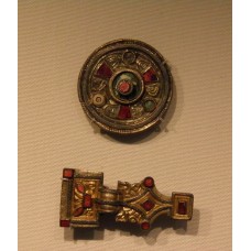 Regional fashions, saucer brooches, square-headed brooch